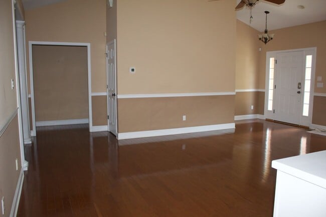 Building Photo - For Rent - Charming 3BR/2BA Home in Macken...