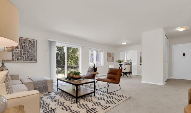 Building Photo - Bright Top-Floor 2BR Condo with Balcony in Parkside Community