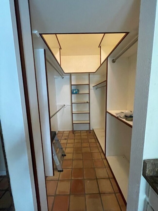 Building Photo - 6049 W Grandview Rd