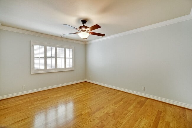 Building Photo - Stunning two-story spacious home on tranquil tree-lined street.