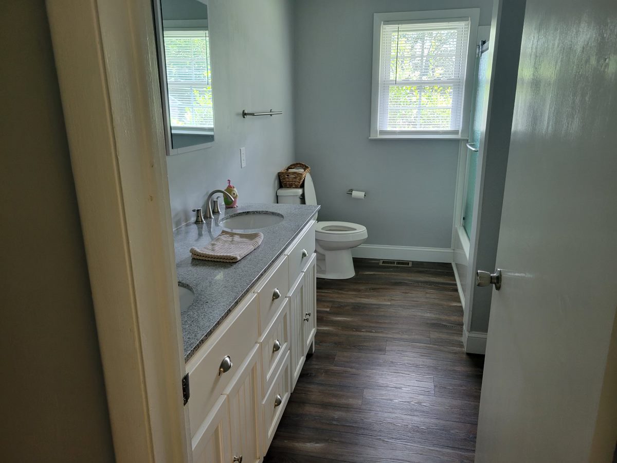 Family bathroom - 508 Longview Dr