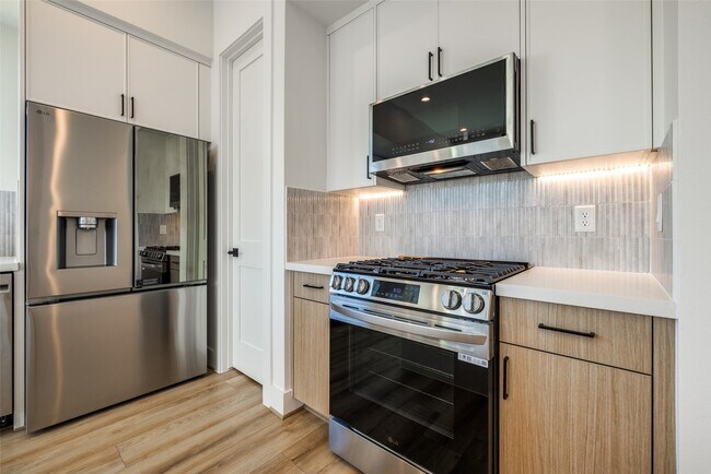 Building Photo - 412 N Nagle St