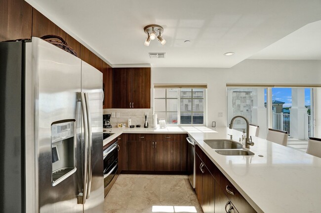 Building Photo - Gorgeous Penthouse Unit One Block from the...