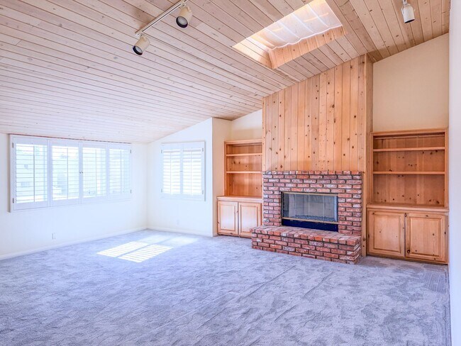 Building Photo - Stunning Oceanfront 3 Bed 3 Bed | Hollywoo...