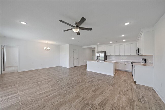 Building Photo - Beautiful Annual 4 Bedroom 2 Bath Single F...