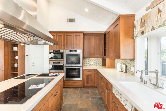 Building Photo - 17108 Oak View Dr