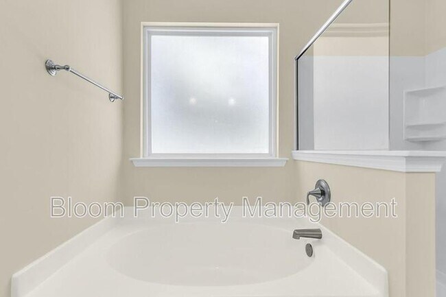 Building Photo - 2649 Lohr Dr