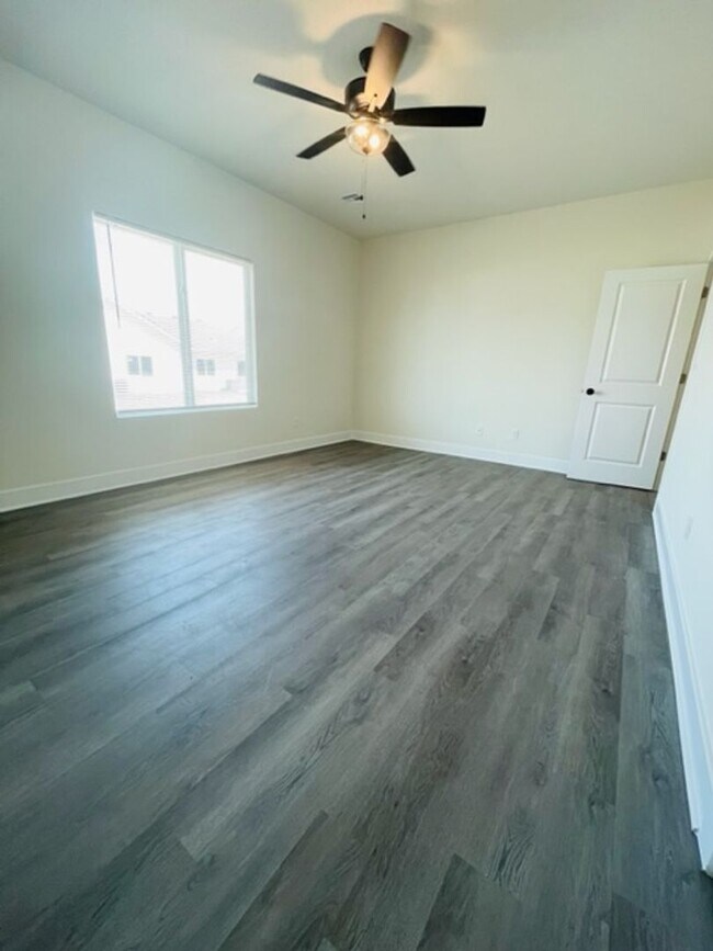 Building Photo - 1638/40 Hickory Creek