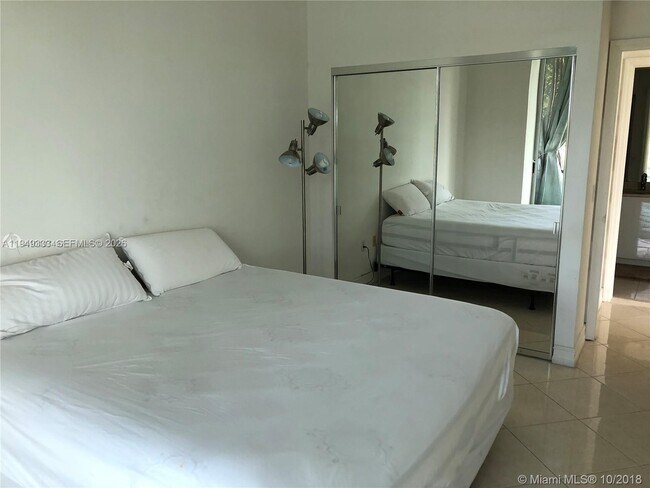 Building Photo - 16500 Collins Ave