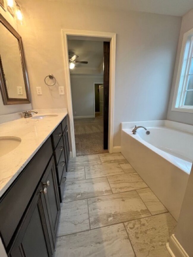 Building Photo - Charming modern 3 bedroom/ 2 bath with office