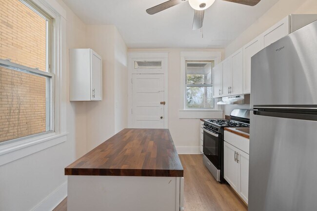 Building Photo - Newly Renovated 3 Bed, 1 Bath Home - Conveniently Located, Central AC & Heat - Available NOW in B...