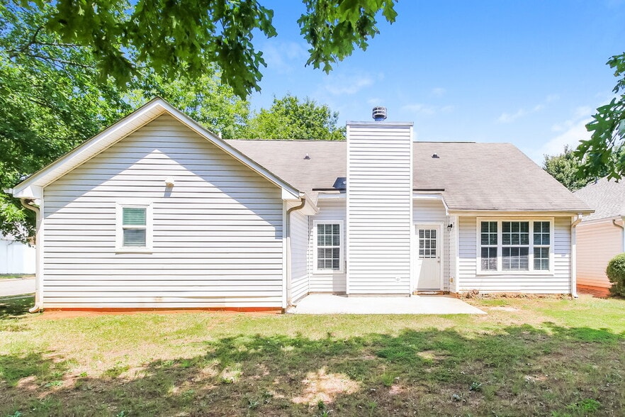 Building Photo - 1500 Logan Ln