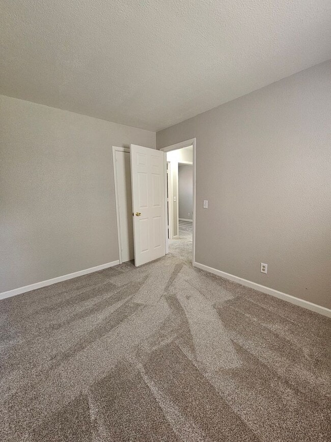 Building Photo - 3 BED | 1 BATH | SINGLE-LEVEL HOME | ROBBI...