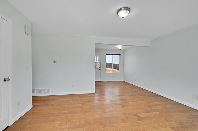 Building Photo - $2,495.00, 3 bed, 2 bath located in Westminster.