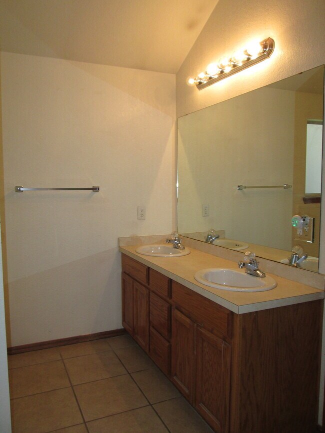 Building Photo - PRELEASING - July 2026 - (3) Bed/(2) Bath ...