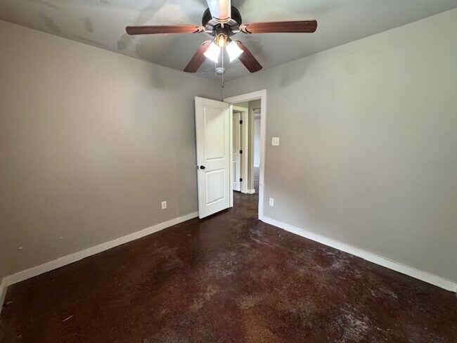 Building Photo - 2711 Ridgecrest Rd