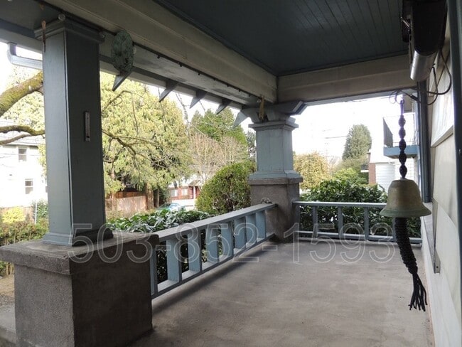 Building Photo - 122 SE 60th Ave