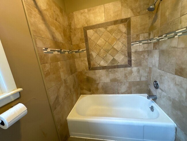 Building Photo - INDEPENDENCE DUPLEX!!!