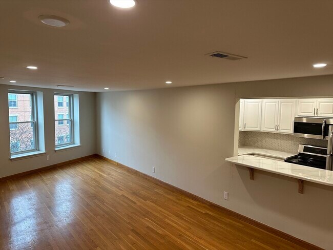 Building Photo - 386 Commercial St