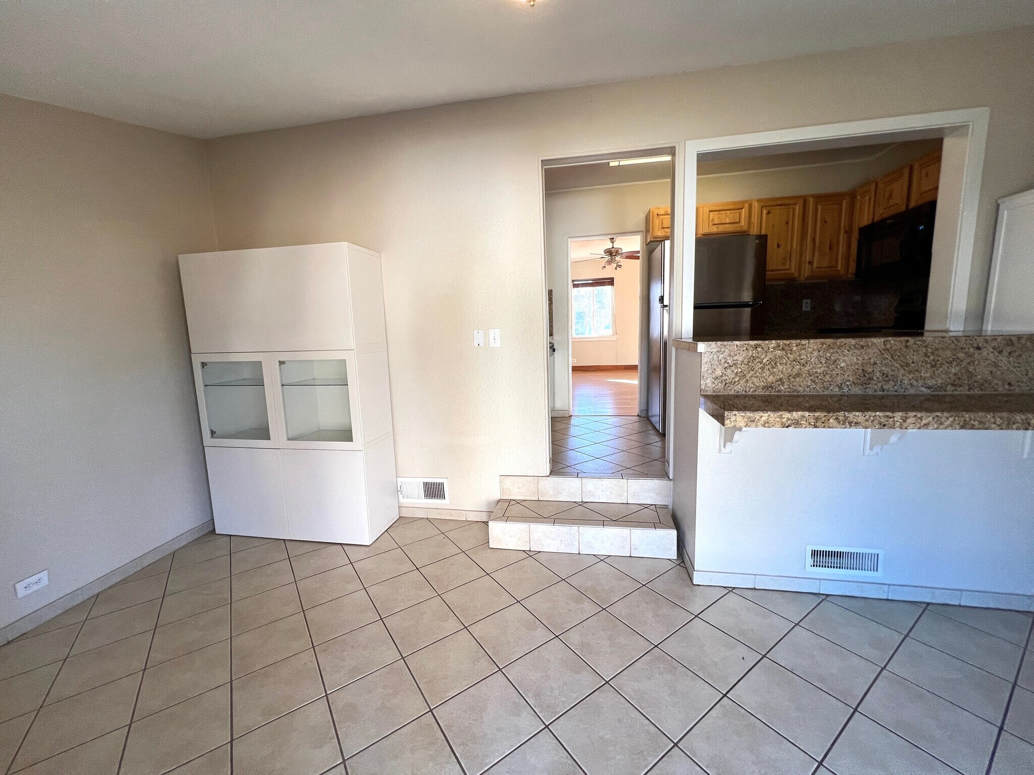 Dining area without furniture - 5130 Clay St