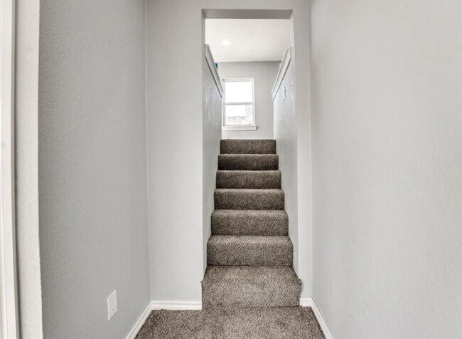 Building Photo - 228 W Fairchild Dr