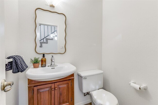 Building Photo - 4002 Biscay Dr