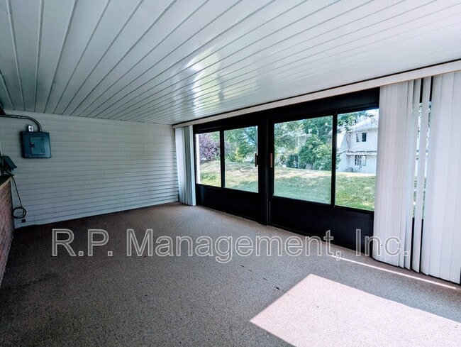 Building Photo - 4118 Sylvia Ln S