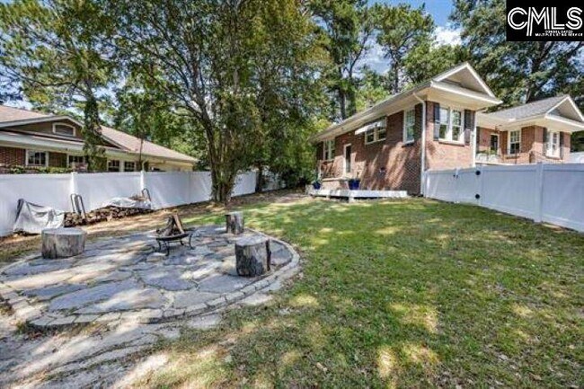 Building Photo - 1701 Pinewood Dr