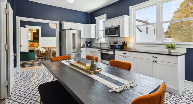 Building Photo - 528 Michigan St