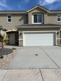 Building Photo - Beautiful Townhome!