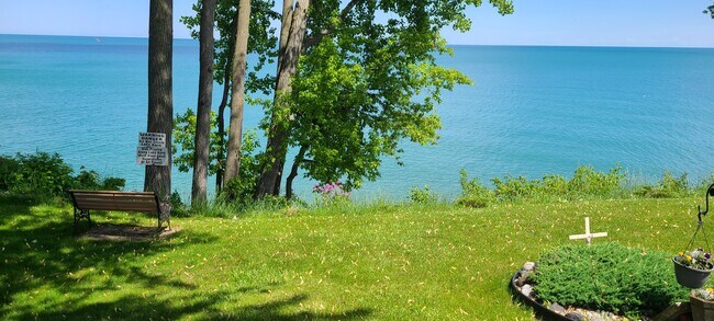 Building Photo - 1073 Sheridan Rd