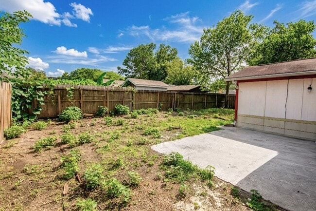 Building Photo - 2611 Ashington Dr