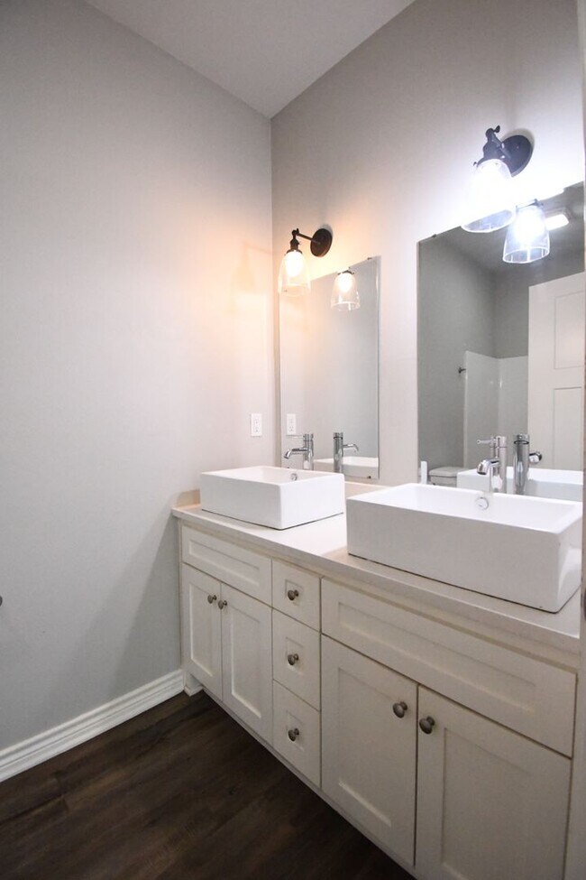 Building Photo - Gorgeous 3 Bedroom, 2 Bath Duplex in Arp