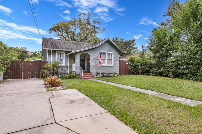 Building Photo - Furnished 2-Bedroom Corner Lot Home in Old Seminole Heights!
