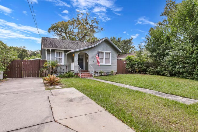 Building Photo - Furnished 2-Bedroom Corner Lot Home in Old...