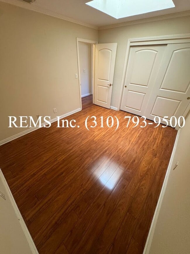 Building Photo - Refurbished Townhome with Laundry Hookups ...