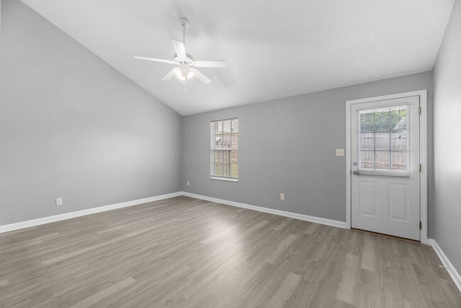 Building Photo - Updated One Level 2 Bedroom / 2 Full Bath ...