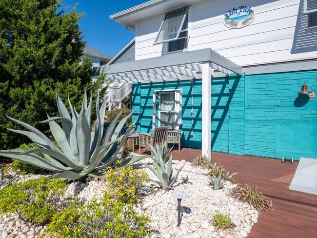 Building Photo - Ebb Tide @ 1018 S Anderson Blvd