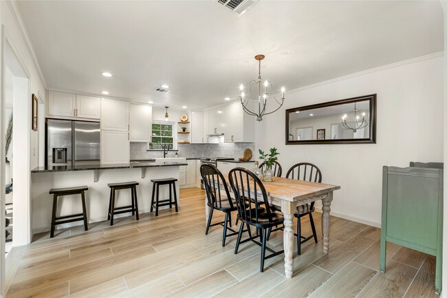 Building Photo - 1815 Saxony Ln