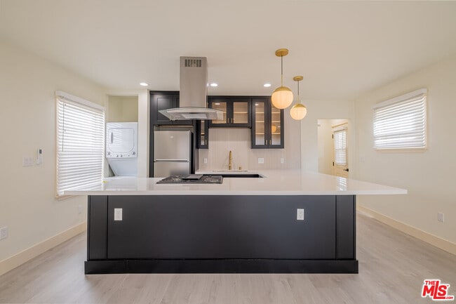 Building Photo - 216 N Catalina Ave