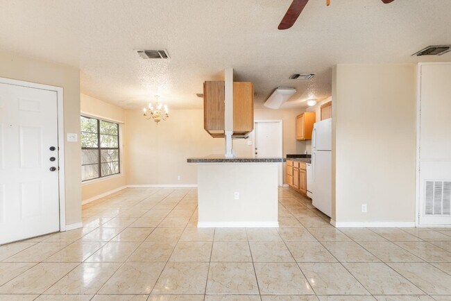 Building Photo - 9402 Valley Ridge