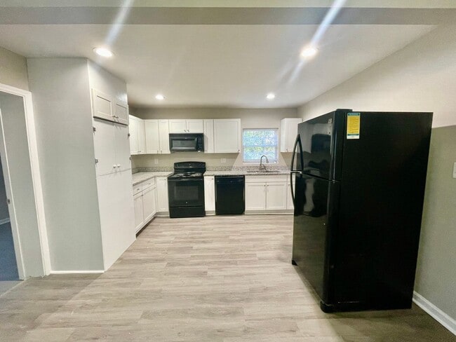 Building Photo - Beautiful 3 bedroom 1 bath home , Located off N Graham street