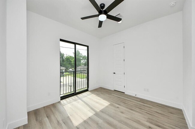 Building Photo - 8311 Venus St