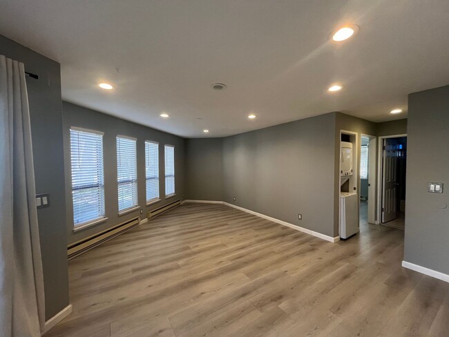 Building Photo - Super Clean 2 bedroom condo in desired loc...