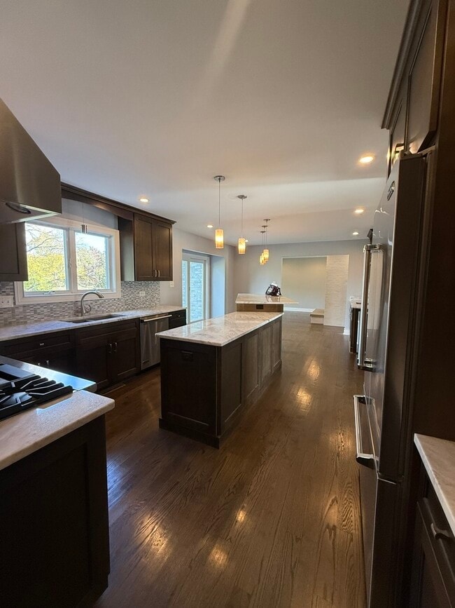 Building Photo - 551 83rd St