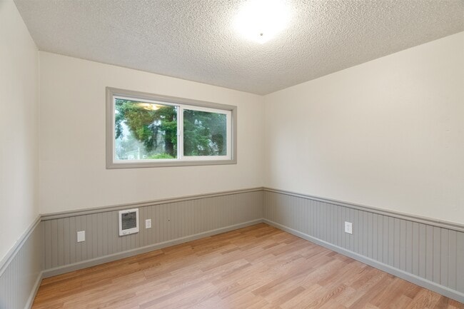 Building Photo - 744 W Marcy Ave