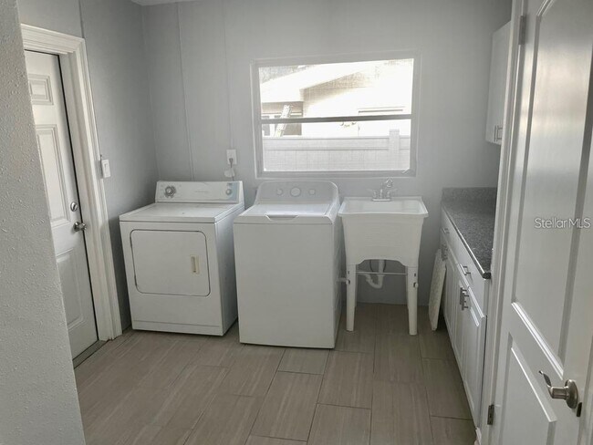 Building Photo - 1456 Jasmine Way