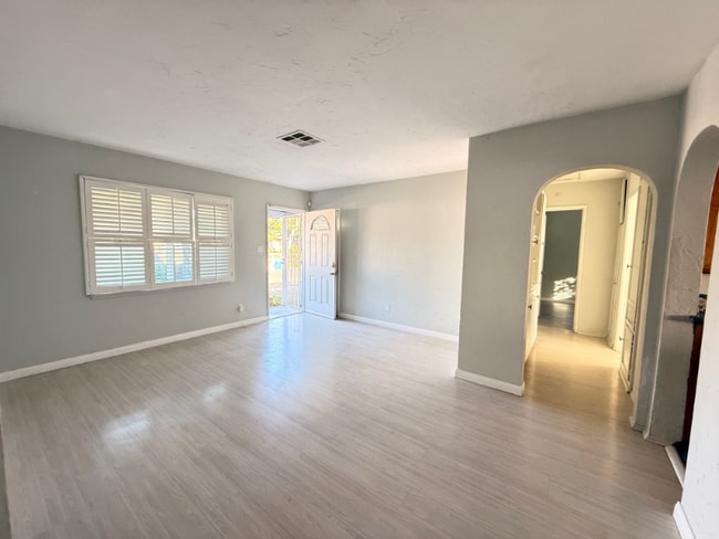 Building Photo - 8453 Hazeltine Ave