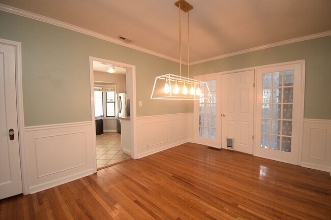 Building Photo - Unique 6 Bedroom Home in Midvale!