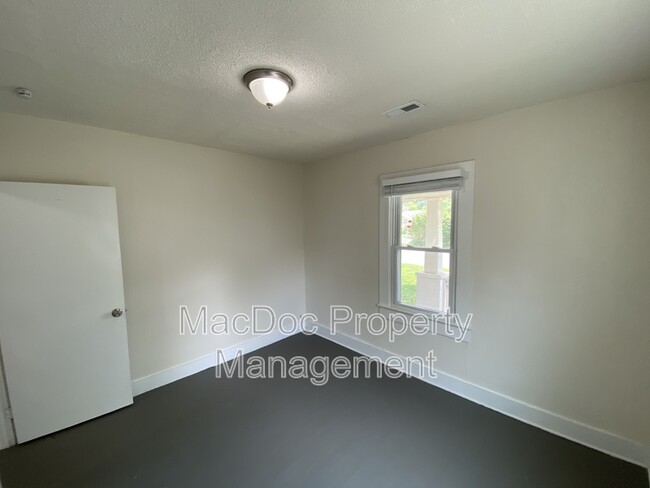 Building Photo - 318 3rd St